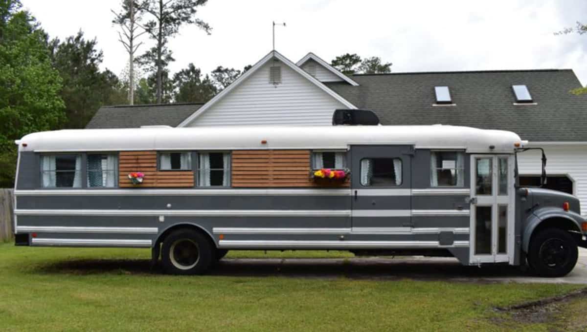 Gray_Model_Bus(tinyhousetalk.com)