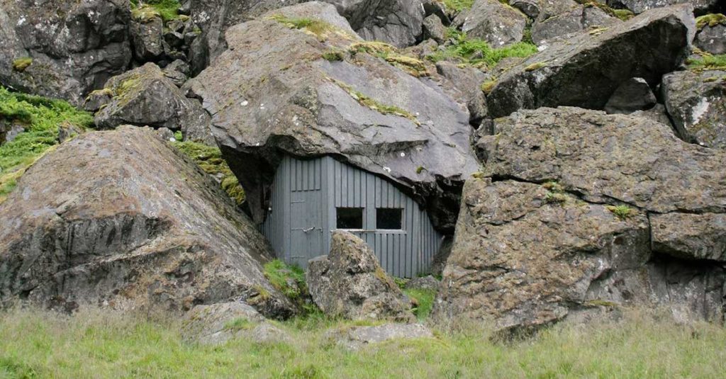 house_under_mountain