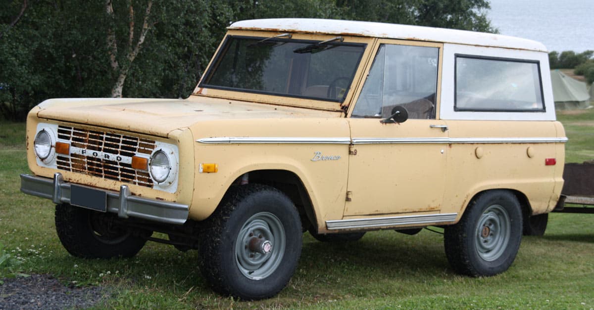 Ford_Bronco_in_Reykjahlid,_Iceland