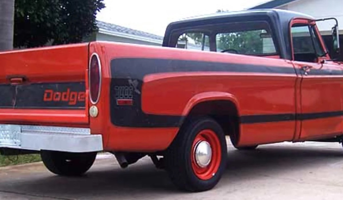 Dodge D100