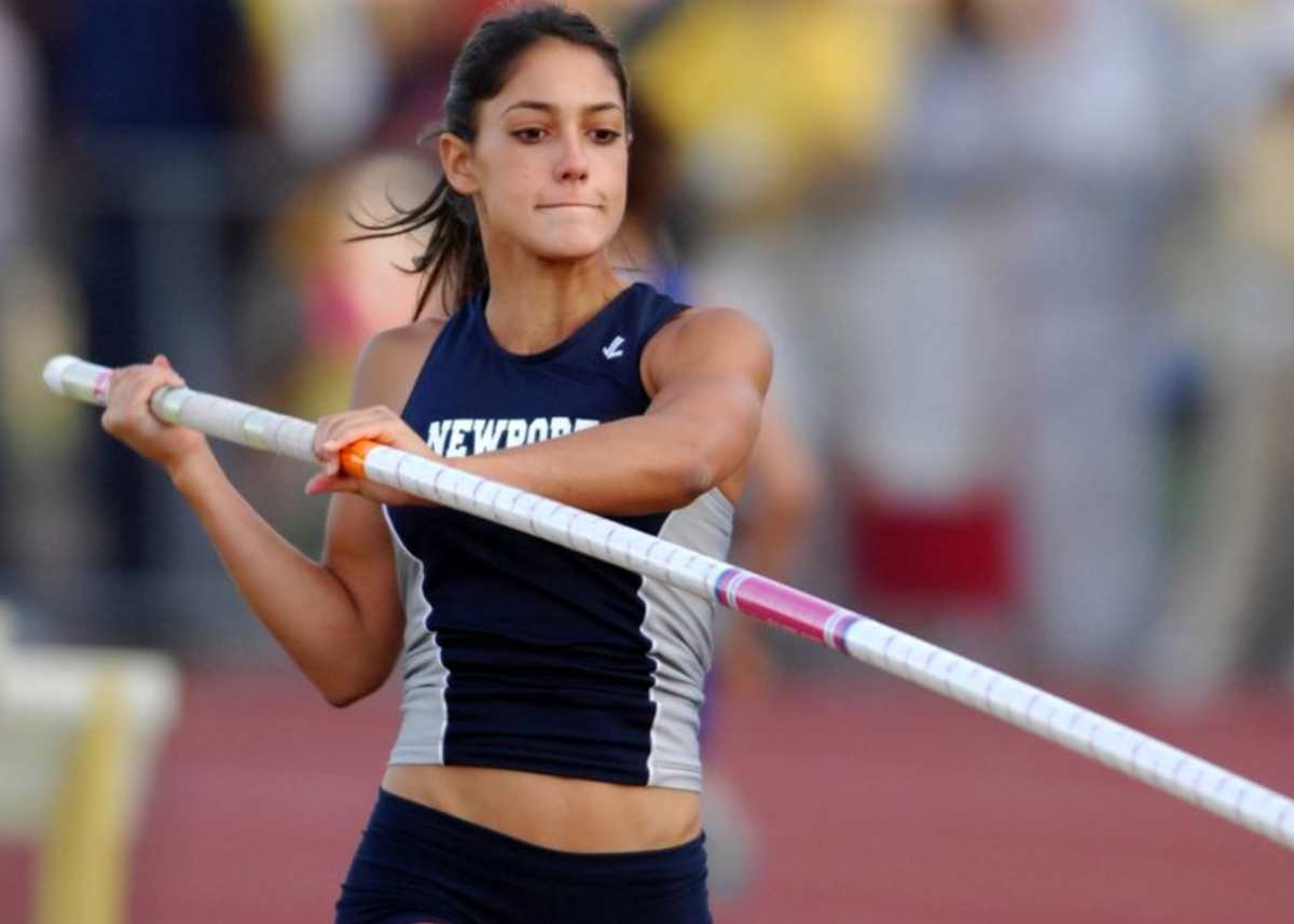 25 Photos of Pole Vaulter Allison Stokke Mentertained